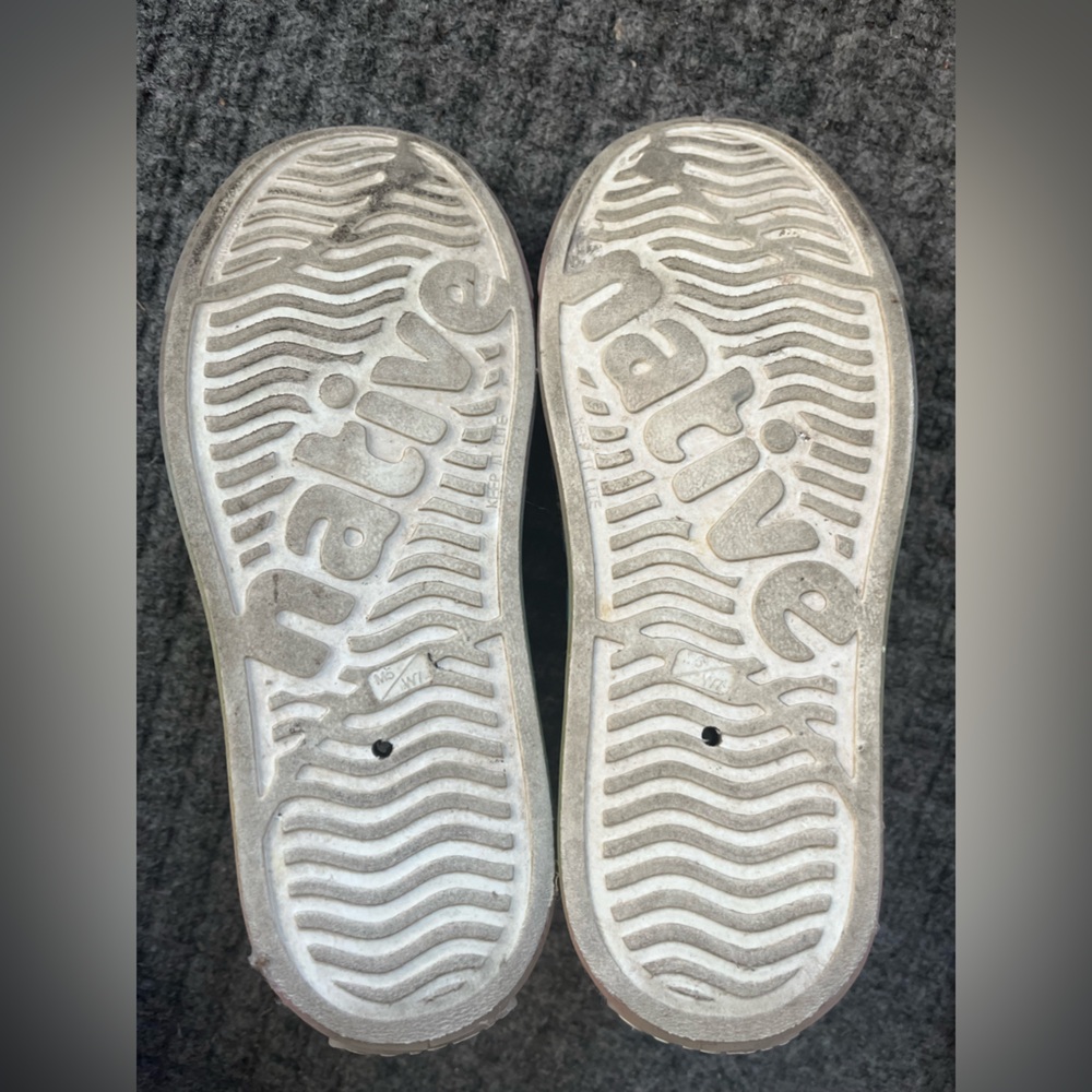 EUC Native Shoes in Rainbow Airbrush - Women’s Size 7, Big Kid’s Size 5 - Picture 5 of 9